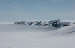Polarregionen in den Wintermonaten, Island: Gletscher-Expedition - Der Schnee bildet eine kalte Wüstenlandschaft